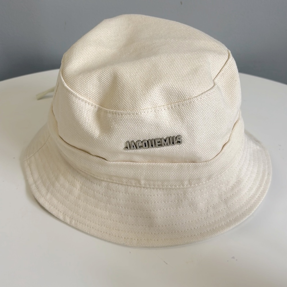 Jacquemus Le Bob Gadjo Bow Bucket Hat in Off White, size 58